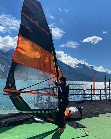 Privater Windsurf-Kurs am Gardasee: Ihr exklusives Erlebnis in Limone 3 Privater Windsurf-Kurs am Gardasee: Ihr exklusives Erlebnis in Limone 3